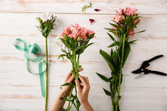Продление жизни срезанной альстромерии в вазе