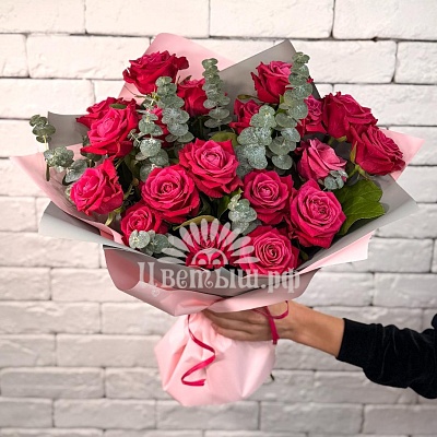 Букет 19 малиновых роз с эвкалиптом