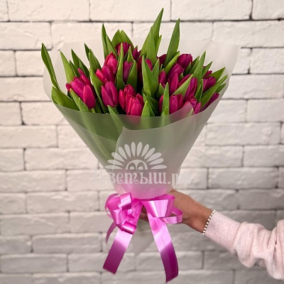 Букет 25 малиновых тюльпанов