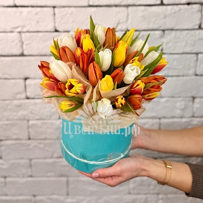 Композиция в шляпной коробке 51 тюльпан микс