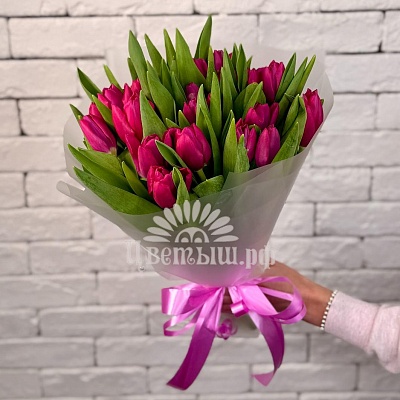 Букет 33 малиновых тюльпана 