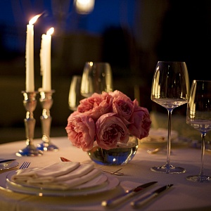 Цветы как украшение романтического ужина