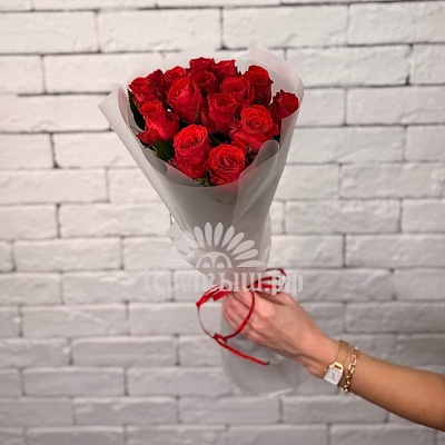 Букет из 15 красных роз в упаковке