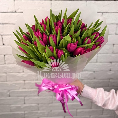 Букет 51 малиновый тюльпан