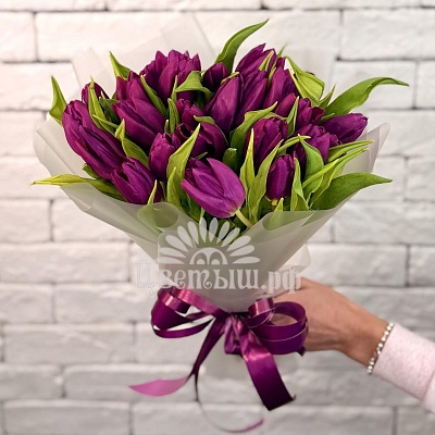 Букет 25 фиолетовых тюльпанов
