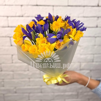 Букет из нарциссов и ирисов