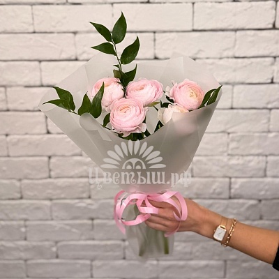 Букет из 5 ранункулюсов