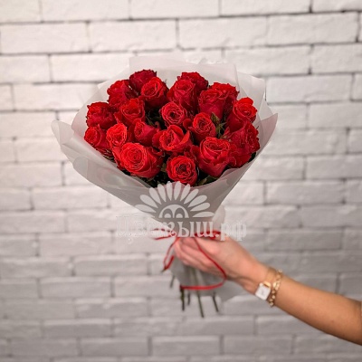 Букет 21 красная роза в упаковке