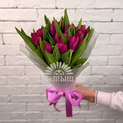 Букет 15 малиновых тюльпанов 