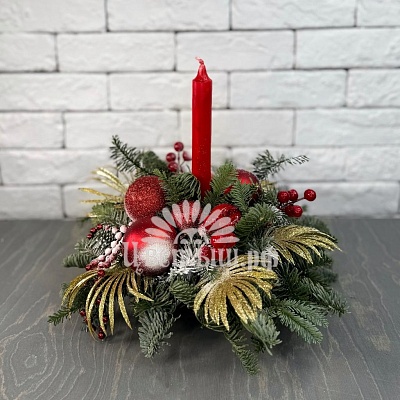 Композиция с еловыми ветками красная