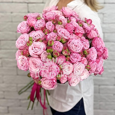 Букет 15 кустовых роз Lady Bombastic