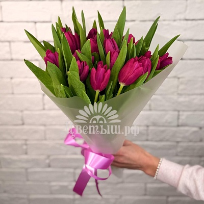 Букет 21 малиновый тюльпан
