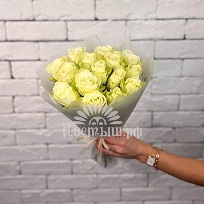 Букет из 15 белых роз в упаковке