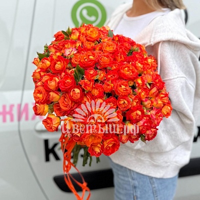 Букет 33 оранжевые кустовые розы