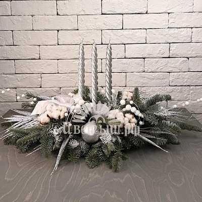 Композиция серебро с еловыми ветками