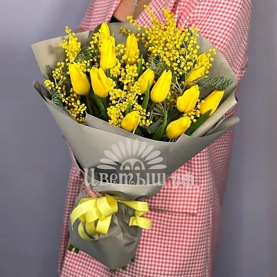 Букет 15 желтых тюльпанов с мимозой