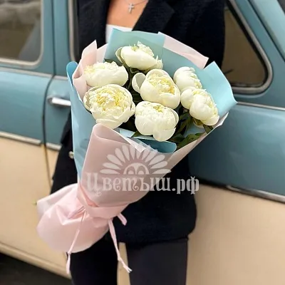 Букет 7 белых пионов «Duchesse»