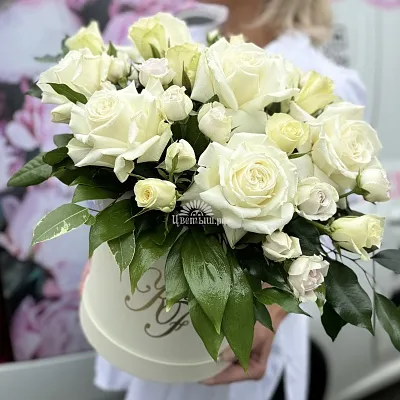 Композиция в шляпной коробке «White» Композиция в шляпной коробке «White»